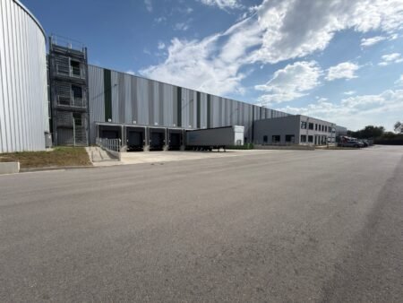 Schletter nimmt neues Logistikzentrum in Betrieb
