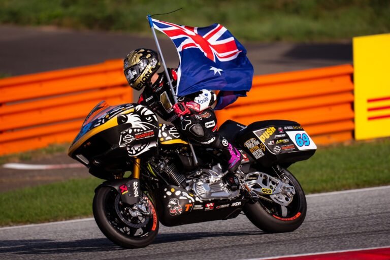 HARLEY-DAVIDSON FEIERT ARCHIE McDONALD ALS ERSTEN FIM HARLEY-DAVIDSON BAGGER WORLD CUP CHAMPION