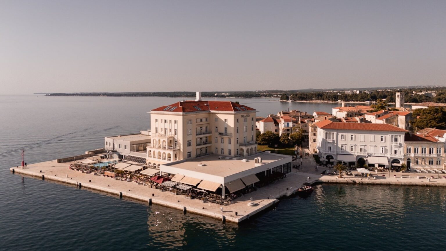 BO Hotel Palazzo: Wo Poreč an der Adria lebendig wird Das BO Hotel Palazzo in erster Meereslage im historischen Stadtkern von Poreč, Istrien.
