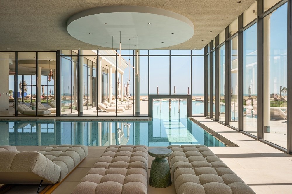 Der Adults-only-Infinity Sky Pool mit Blick auf die winterliche Adria.
